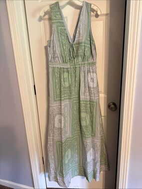 Universal Thread Green and White Paisley V‑Neck Midi Dress